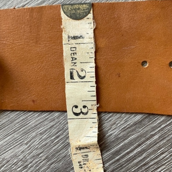 Vintage Made in Italy Rare Leather band with Gold tone beaten metal clasp. - Picture 8 of 12